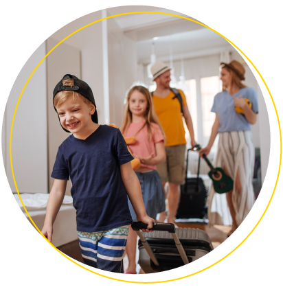 Imagem de família curtindo um dia na praia.